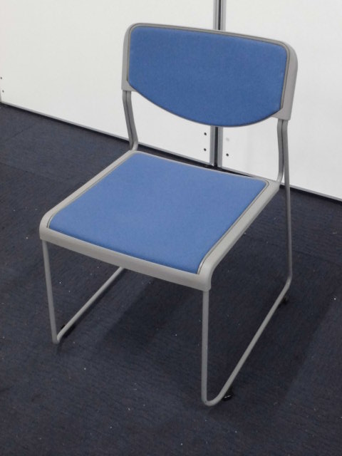 【ラスト2脚にて50％OFF】イトーキ製のスタッキングチェア｜定番のブルー
                        
                                    中古
            