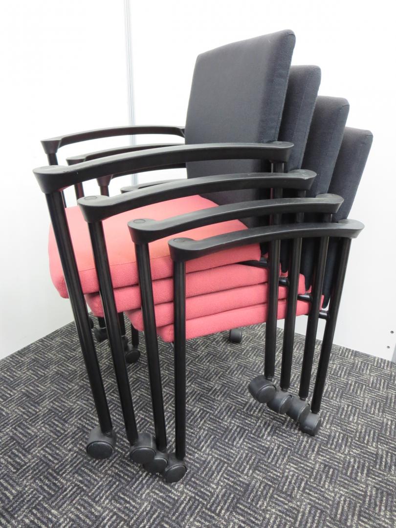 オシャレ！４脚セット！　会議に接客にと活躍の場が多いチェア　キャスター付き　落ち着いた色味のレッド
                        
                                    中古
            