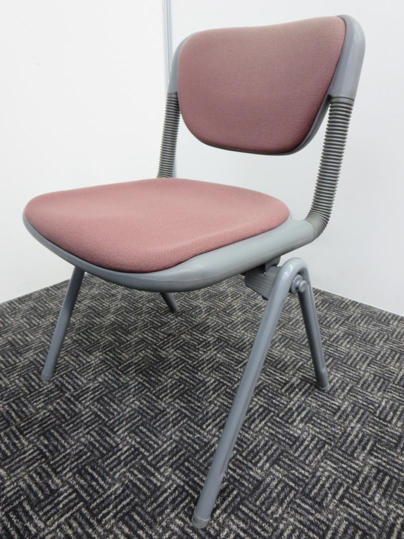 大人気スタッキングチェア　重ねて収納出来るので省スペース　身体の動きに合わせて背もたれが動く　おすすめです
                        バーテブラ
                                    中古
            