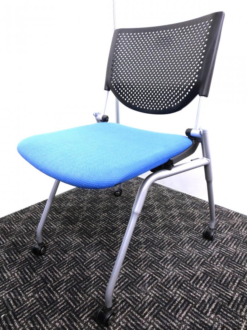 大量！８脚　キャスター付きで見た目もいいチェア　鮮やかブルーでオフィスのド定番！
                        プロスタック
                                    中古
            