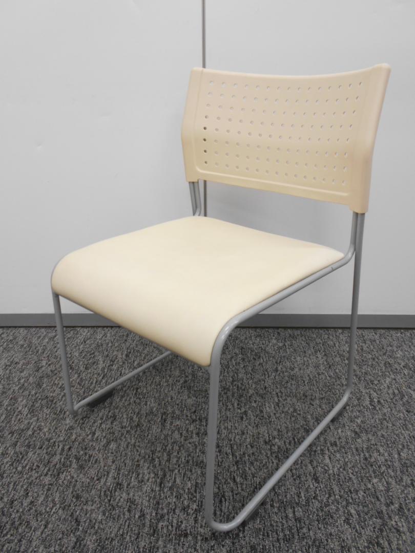 清潔感のある、ホワイトのスタッキングチェアが入荷しました。
                        スタチASL
                                    中古
            
