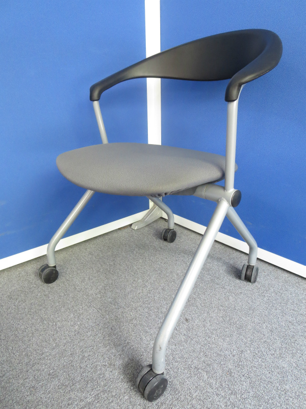 【6脚入荷！！】デザイン性抜群なミーティングチェア【落ち着いた色でおすすめ！】
                        スタッカート
                                    中古
            