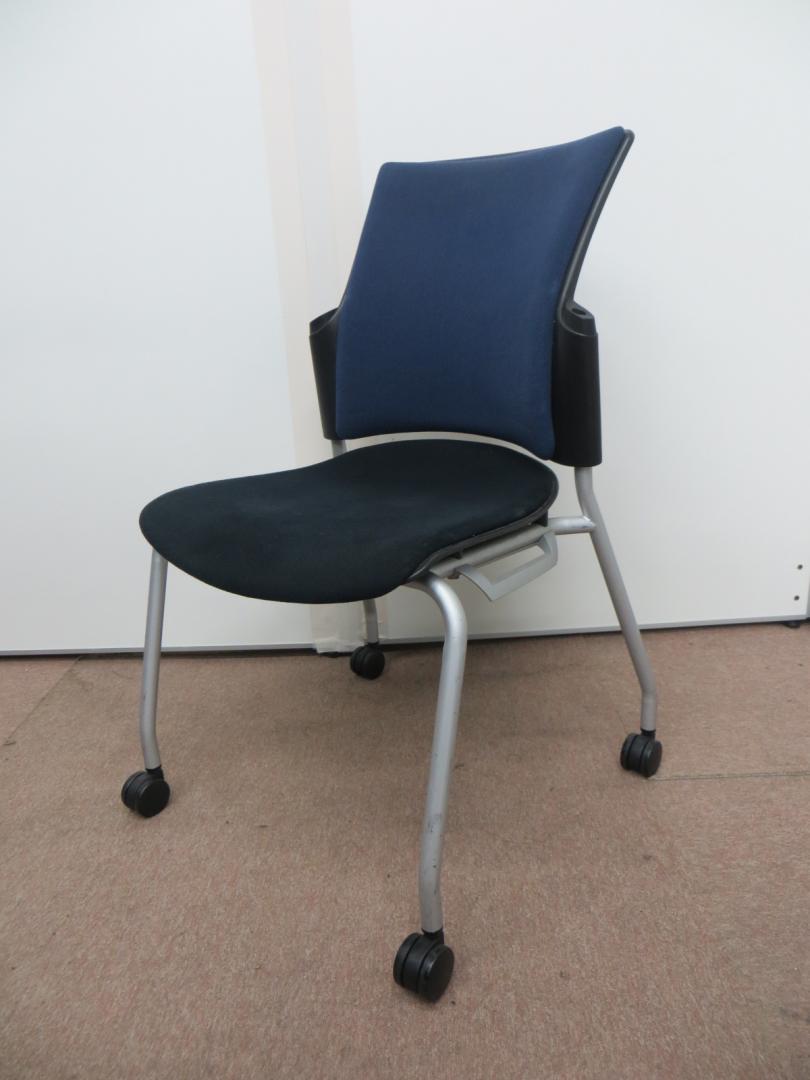 【3脚入荷！】重ねて省スペース！軽くて便利なスタッキングチェア！渋いダークブルー×ブラック！【中古オフィス家具】
                        
                                    中古
            