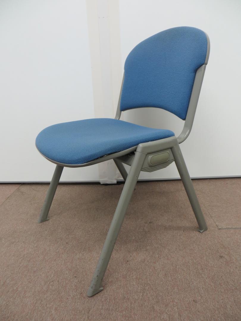 【おつとめ品】【4脚入荷！】落ち着いたカラーのスタッキングチェア　重ねて収納でスペース節約！【中古オフィス家具】
                        
                                    中古
            