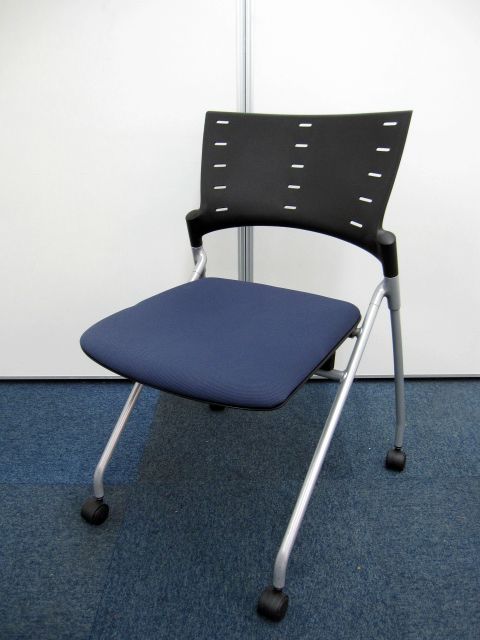 【残り2脚】人気のマノスチェア（ネスティングタイプ）希少な廃番カラーです。
                        マノス
                                    中古
            
