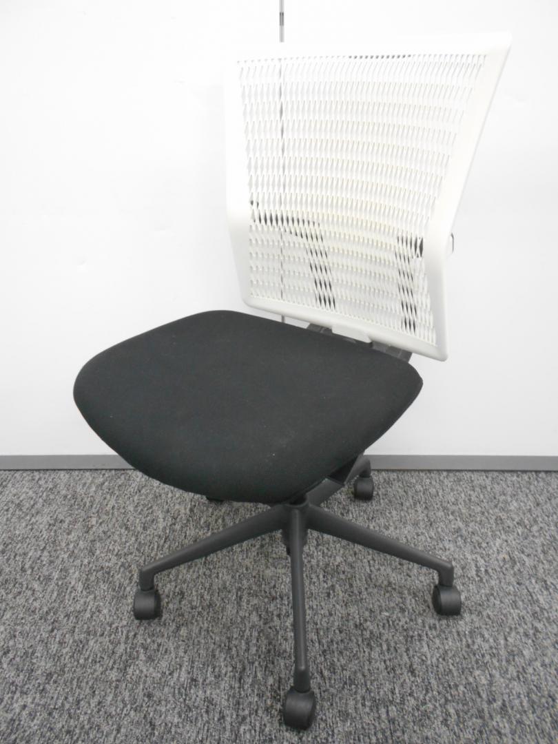 樹脂メッシュが快適の秘訣。　蒸れない上にしっかりと受け止めてくれます。　内田洋行製アクトディアチェア
                        アクトディア
                                    中古
            