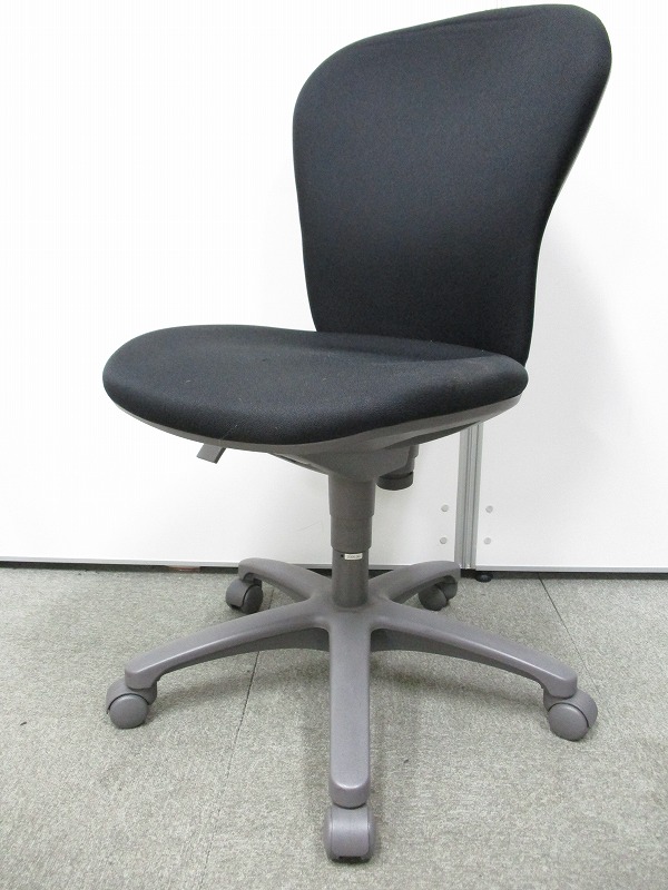 【おつとめ品】座面に小さい破れがあるため特別価格！【中古オフィス家具】
                        レグノ
                                    中古
            