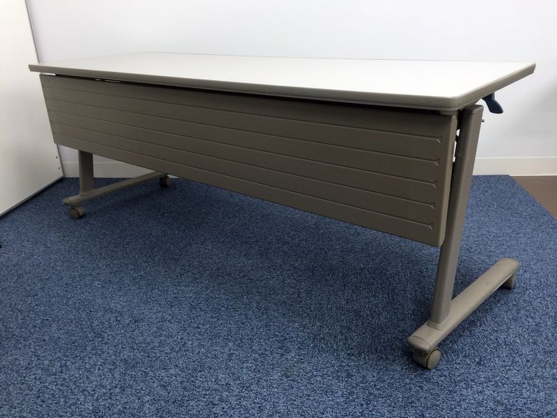 【在庫7台入荷！】キャスター付きで、重ね合わせも可能！研修室・会議室にオススメです！
                        
                                    中古
            