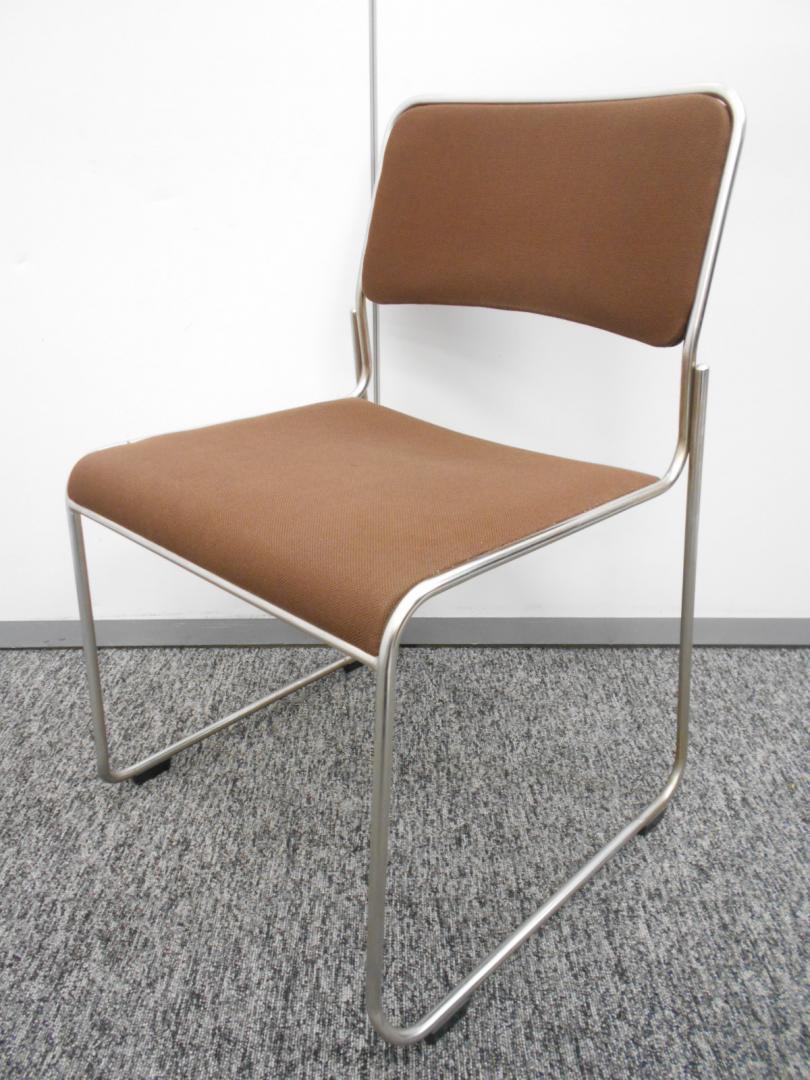 あたたかい印象を受けるスタッキングチェアです。　ナイキ製
                        
                                    中古
            