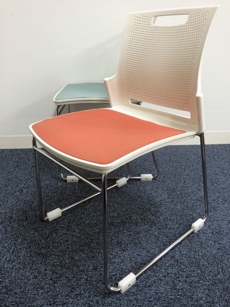 定番のスタックチェアが入荷しました｜オフィスを明るくするオレンジとグリーンの2色展開となります。
                        
                                    中古
            