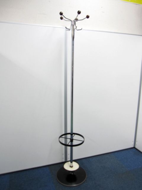 まだまだ秋雨　傘立て付きポールハンガーはいかがですか　店長おすすめ。
                        
                                    中古
            