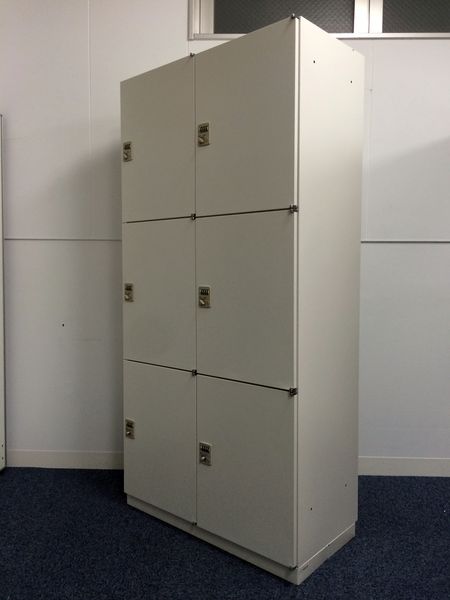 【ダイヤルタイプ変更可能】かばんの収納にも便利な2列×3段の6人用ロッカー
                        
                                    中古
            