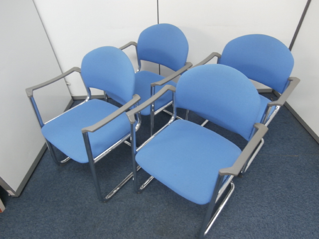 【１セット限定！！４脚！！ライトブルー色のミーティングチェア！！】
                        
                                    中古
            