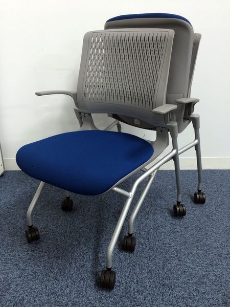 【特別価格】【1セット限定】状態良好で肘付きの贅沢ミーティングチェア　ネスティングタイプで収納ばっちり
                        オルディナ
                                    中古
            