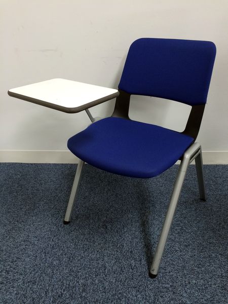 【特別価格】【残り2台】希少在庫+状態良好なメモ台付きスタッキングチェア！！
                        
                                    中古
            