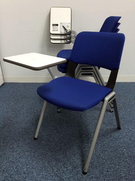 【4脚セット】まとめてご購入でお得！！　メモ台付きスタッキングチェア　状態良好
                        
                                    中古
            