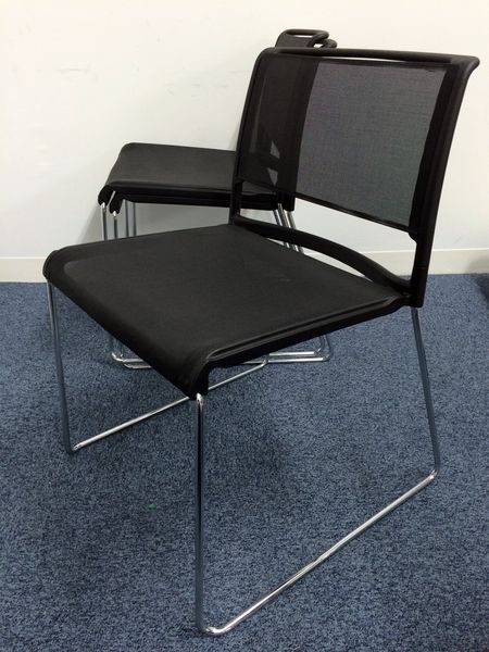 【3脚1セット】状態良好な先進的デザインのスタッキングチェアセット商品
                        Aline.
                                    中古
            