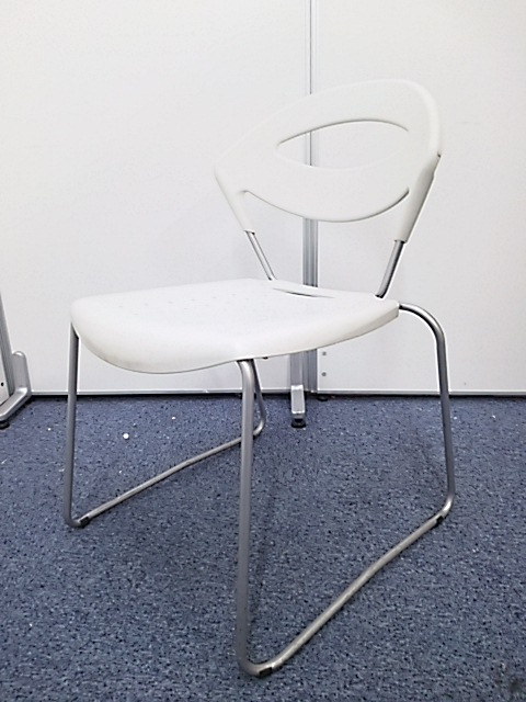 【ホワイトのデザイン性のあるチェア】重ねて収納可！
                        
                                    中古
            
