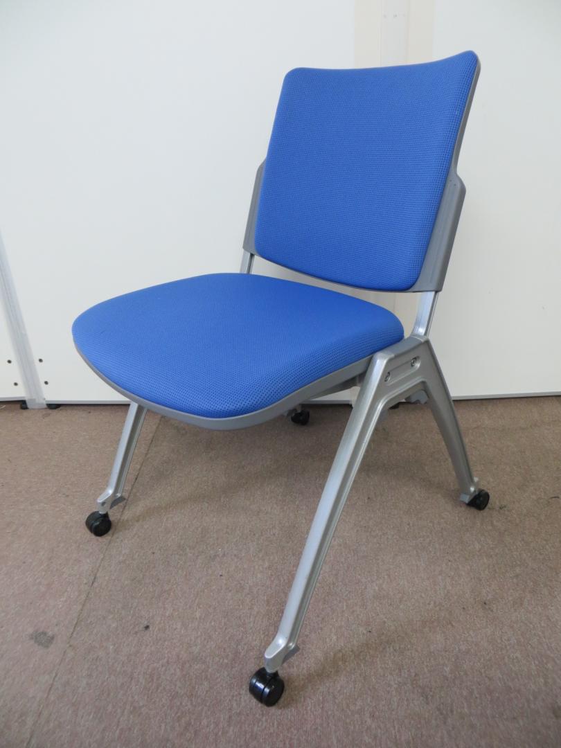 【4脚入荷！】状態良好！2014年製スタッキングチェア！明るいブルー！【中古オフィス家具】
                        
                                    中古
            