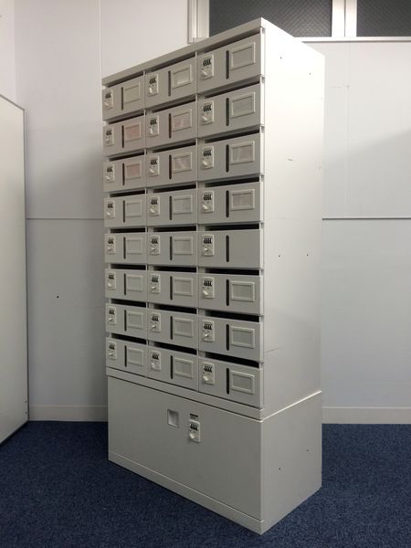 【緊急値下げ】【美品2台入荷】ホワイト色・状態良好な売れ筋貴重品入れ　ダイヤル錠タイプ
                        レクトライン
                                    中古
            