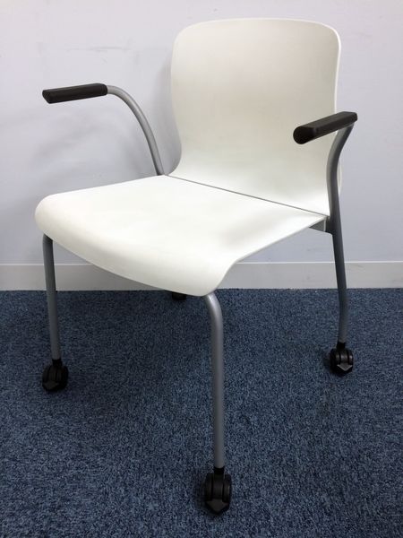 【限定4脚！！】ホワイト色スタッキングチェア！キャスター・肘付
                        アリーナC
                                    中古
            