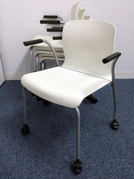 【特別価格】【4脚セット！】ホワイト色　スタッキングチェア　ラスト1セット！！
                        アリーナC
                                    中古
            