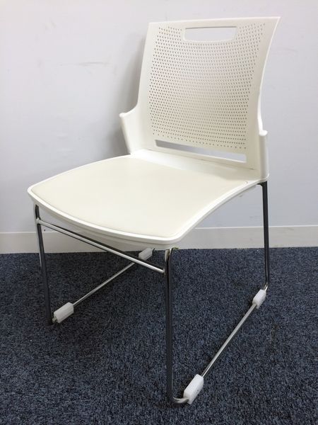 【特別価格】9脚入荷！！　希少在庫のホワイト色スタッキングチェアロット入荷！！
                        SCHOLAR　LUFT（スカラールフト）
                                    中古
            