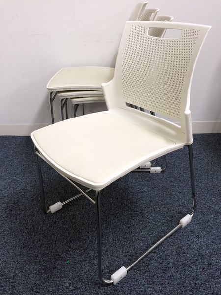 【特別価格】2セット限定！ホワイト色おすすめスタッキングチェア4脚セット商品！！
                        SCHOLAR　LUFT（スカラールフト）
                                    中古
            