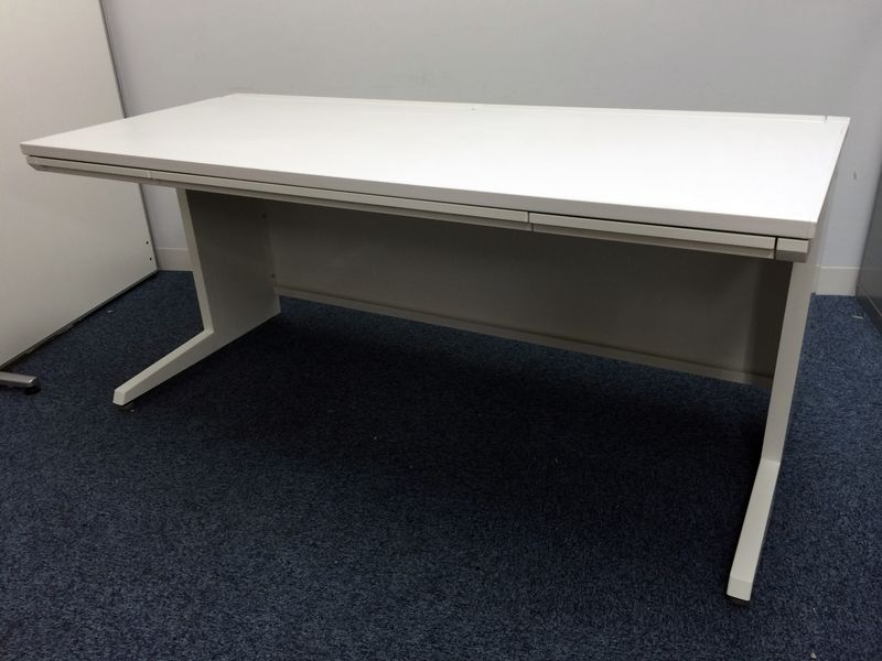 【人気のホワイト】配線機能も充実の幅1600平机！！　状態良好
                        アドバンス
                                    中古
            