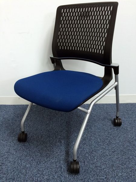 【特別価格】【高品質】サイド収納可能なネスティングチェア　ほぼ未使用のカタログ現行品
                        オルディナ
                                    中古
            