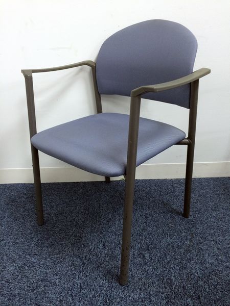 【肘付き】背・座共にクッション付のスタッキングチェア　セット割引もご用意しております！！
                        
                                    中古
            