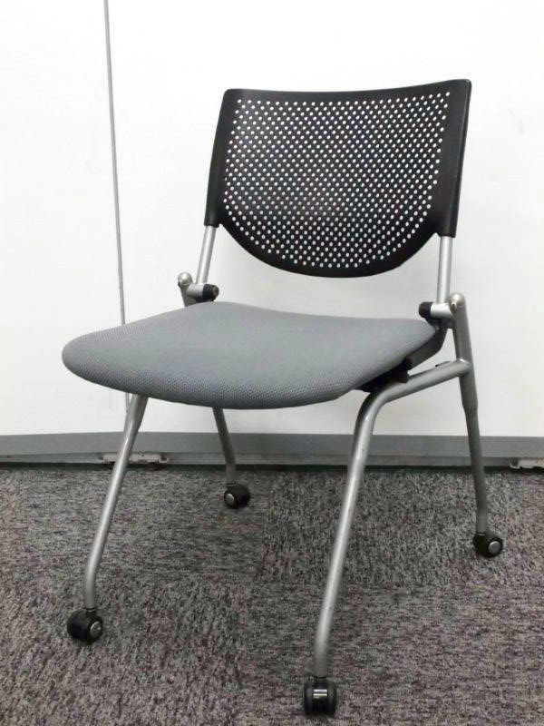 キャスターの付いたネスティングチェアですので移動も収納も楽チン！
                        プロスタック
                                    中古
            