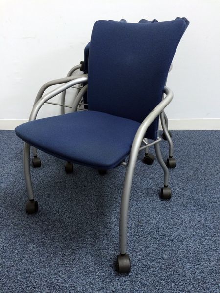 4脚1セット　汚れの目立ちにくい　スタッキングチェア
                        
                                    中古
            