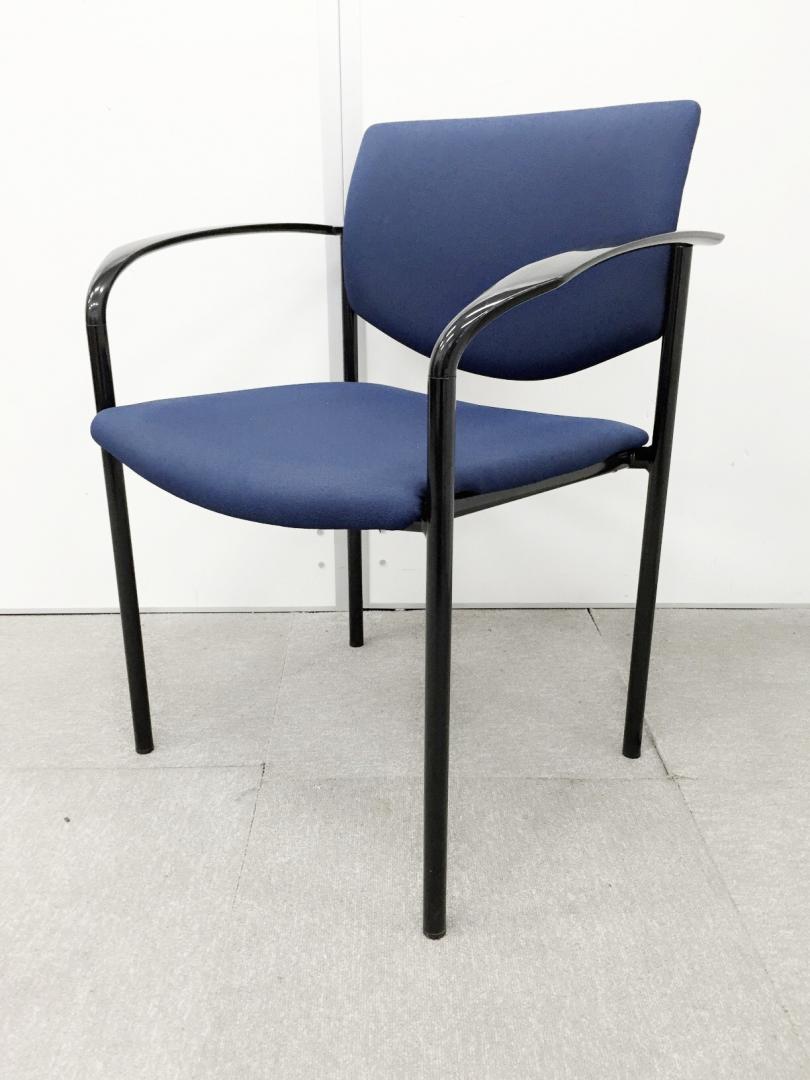 スタックできる肘付きのチェアが入荷！座面・背面ともにしっかりした作りで座り心地が抜群です！
                        
                                    中古
            