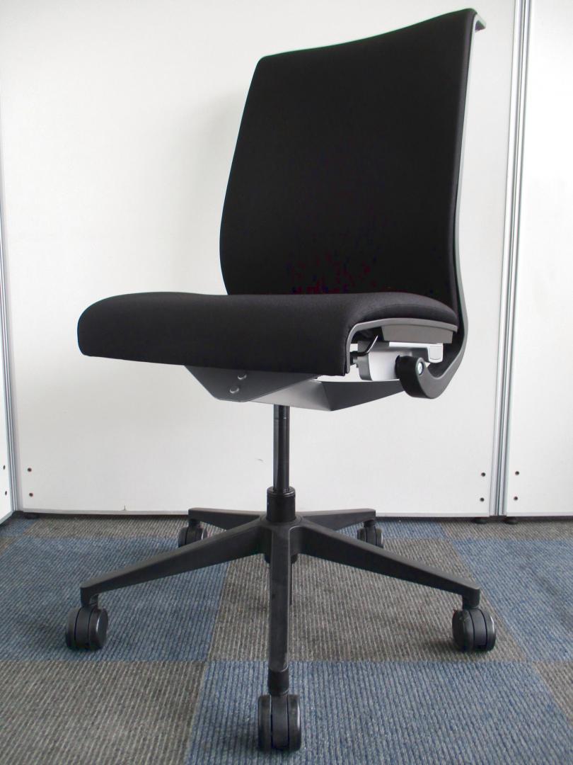 【特別価格!!通常￥25,000⇒￥16,000に!!】“Think”チェアは着座する人の身体のことを“考えます”【状態良好品が２２脚入荷!!】Nu
                        Think（シンク）シリーズ
                                    中古
            