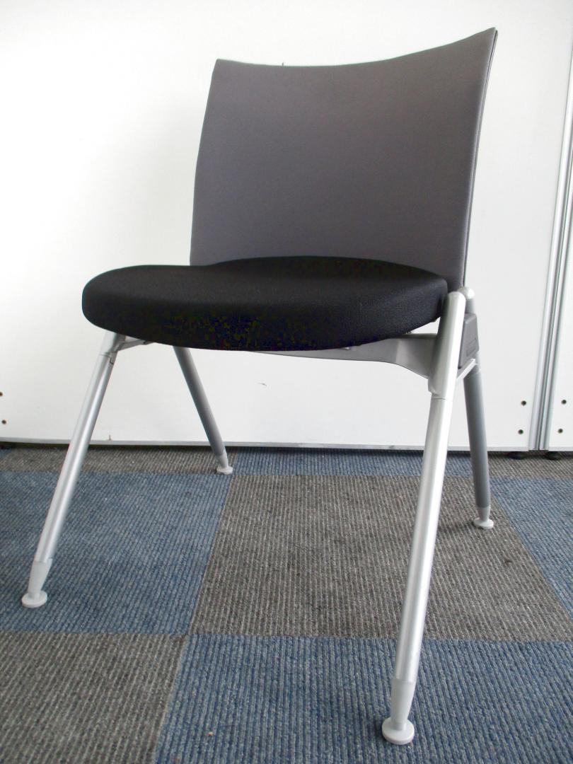 【状態良好品が20脚入荷です!!】厚めのクッションがGOOD!!【重ねて収納もできます!!】
                        
                                    中古
            