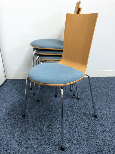 4脚1セット　木目調をきちょうとしたスタッキングチェア
                        
                                    中古
            