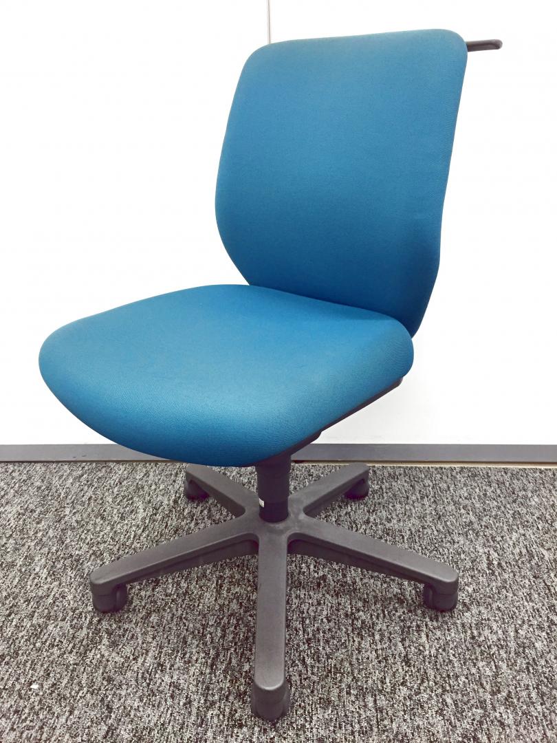 【4脚入荷】厚めのクッションが特徴的！嬉しいコートハンガー付き
                        セディスタ
                                    中古
            