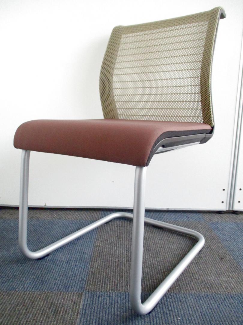 【状態良好品が入荷です!!】“Think”チェアは着座する人の身体のことを“考えます”【人気海外メーカ品!!】Nu
                        Think（シンク）シリーズ
                                    中古
            