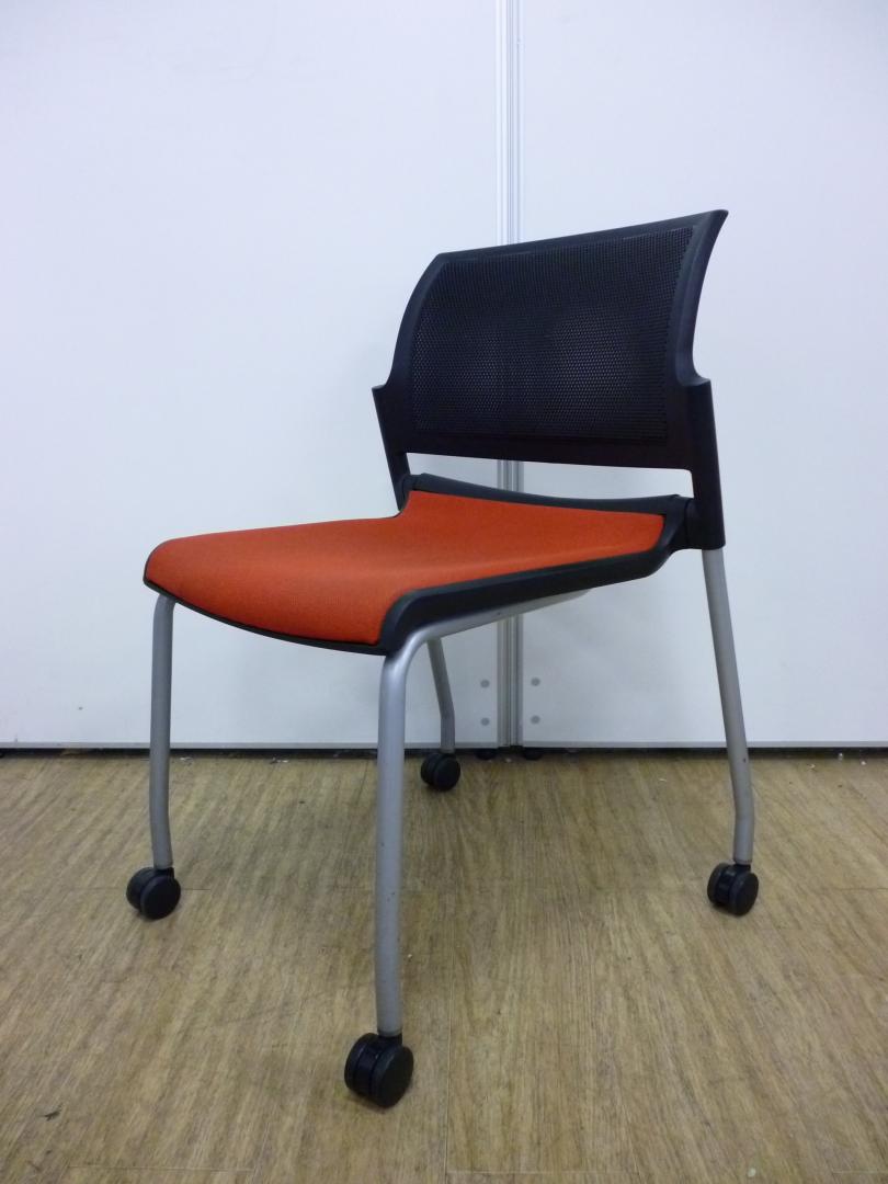 耐久性と収納性を兼ね備えたチェア｜重ねて収納可能
                        
                                    中古
            