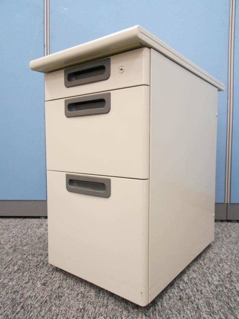 【1台入荷】ワークスペースを拡張して業務効率アップ！！プラス製3段脇机　
                        LA
                                    中古
            