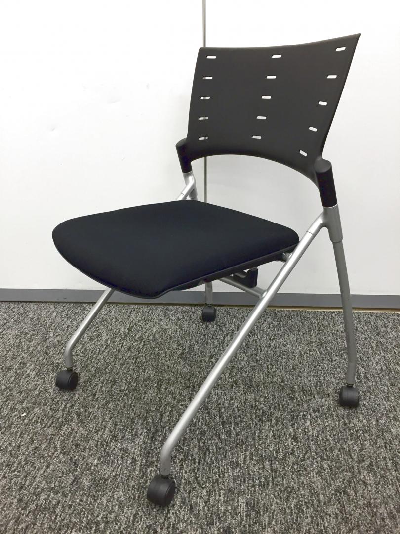 【2脚入荷】スタイリッシュなブラック！自然に馴染む背もたれが特徴的です。
                        マノス
                                    中古
            