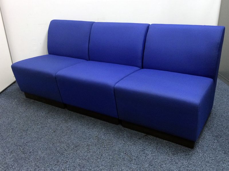 【2セット入荷】3連ソファ　背もたれ付きですのでロビーチェアとしても大活躍！！
                        S-59
                                    中古
            