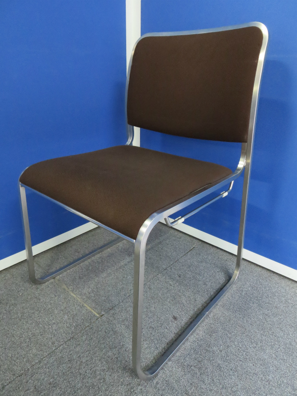 ■スタッキングチェア　ブラウン■内田洋行製（ウチダ/UCHIDA）会議・ミーティング用■揃いでお探しの方にオススメ！【中古オフィス家具】
                        
                                    中古
            