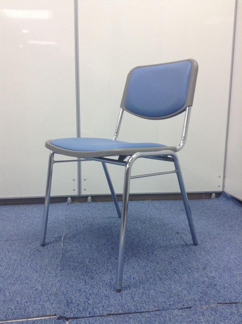 【人気のブルー色のスタッキングチェア入荷！】収納抜群！

                        
                                    中古
            
