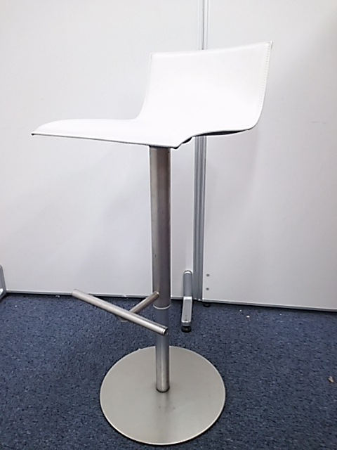 【激レア！！】イタリア製のチェア　座面までの高さ51cm～77cmまで昇降可能　ミーティングチェアとしてもカウンターチェアとしても！
                        
                                    中古
            
