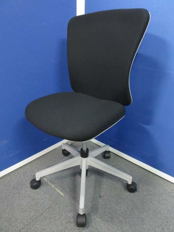 【セルフアジャストメント機構で快適な座り心地！】■バルチェチェア　ブラック　肘無 ■イナバ製【inaba　Valche】
                        Valche【バルチェ】
                                    中古
            