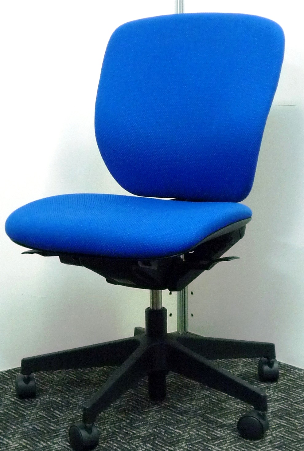 【１０脚入荷！】さわやかな印象のブルー×ブラック■高機能で身体の負担を軽減■さいたま店おすすめ！xxx
                        プラオ
                                    中古
            