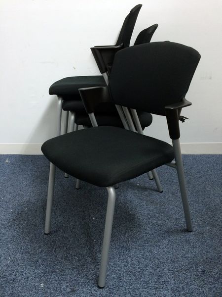 【セットでお得】人気のスタッキングチェア4脚セット　状態良好な黒色！！
                        プロッティ
                                    中古
            