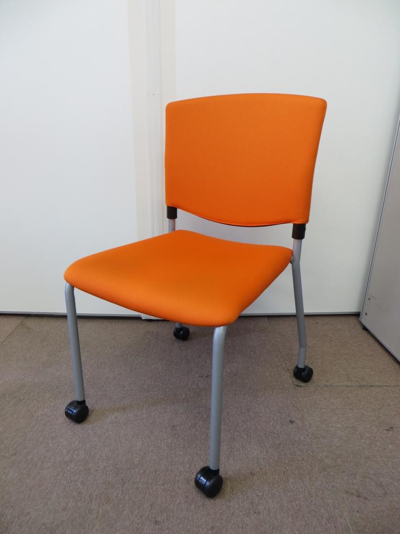 【10脚入荷！】鮮やかなオレンジのスタッキングチェア！状態良好です！【中古オフィス家具】
                        
                                    中古
            